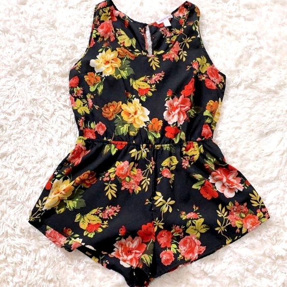 Ambiance - 🖤❤️🤎💛 Floral Romper **(Tag says SIZE L) But it fits like a SMALL** - Picture 3 of 11